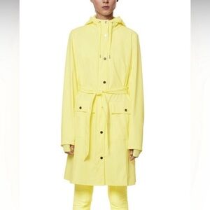 RAINS women’s CURVE Trench coat Style in yellow size Medium NWT